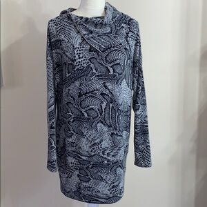 White House Black Market printed tunic!